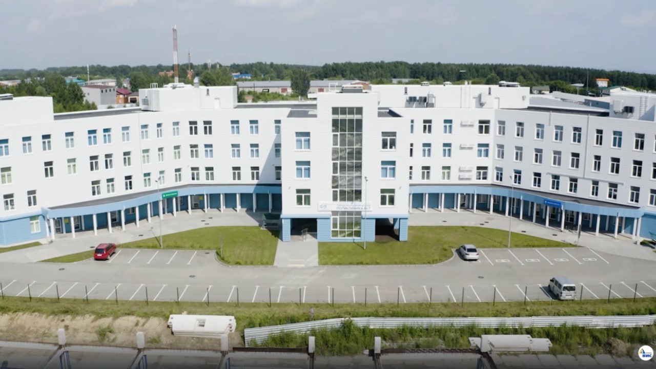 Первая ГЧП-поликлиника в Новосибирске готова к приёму пациентов Поликлиника №7 будет обслуживать около 50 000 жителей Октябрьского района. Открытие ожидается в ближайшее время. Группа «ВИС», которая отвечает за финансирование, проектирование, строительство и эксплуатацию поликлиники в рамках государственно-частного партнёрства, в своём телеграм-канале сообщила, что работы завершены, оборудование установлено, а мебель расставлена в кабинетах и холлах. О дате открытия медучреждения пока не сообщается. Скриншот с Rutube-канала Группы «ВИС» Прислать новость