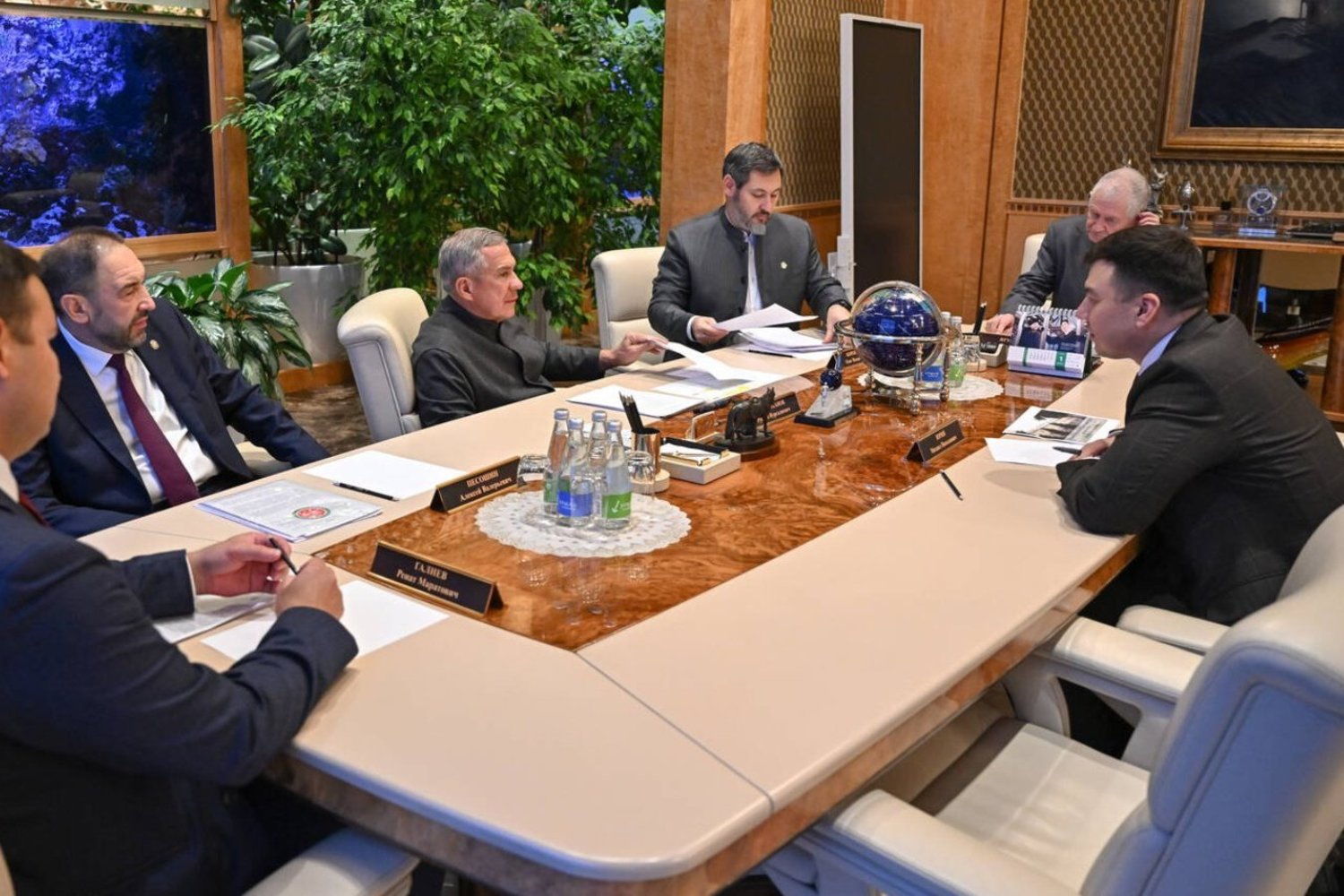 В Казани обсудили будущее промышленной отрасли региона Раис Татарстана Рустам Минниханов провел рабочую встречу с замминистра промышленности и торговли России Михаилом Юриным rv shorts