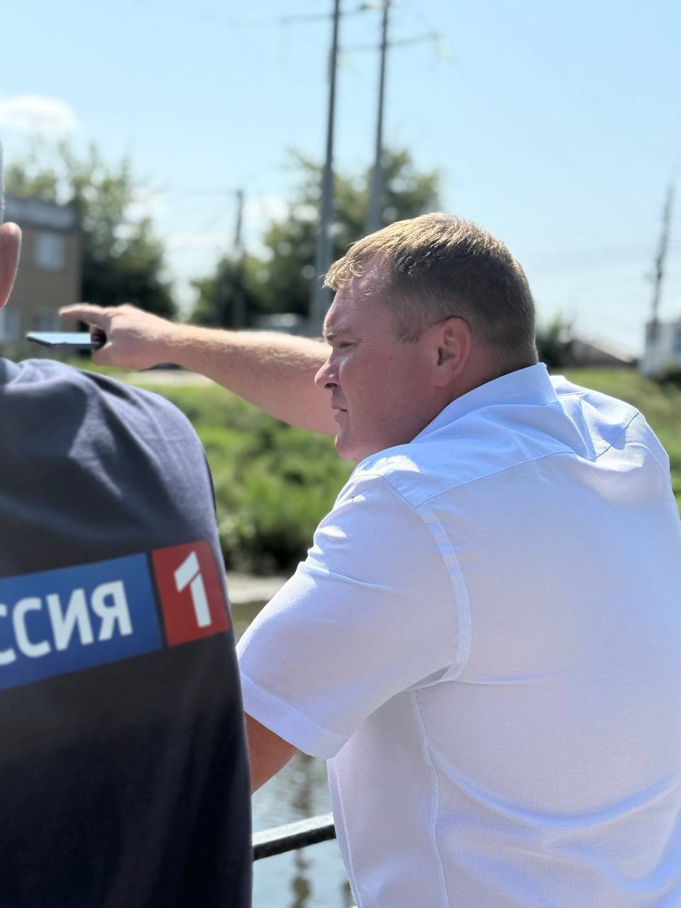 «Локация проблемная»   Максим Левин, назначенный пять дней назад на должность врио минприроды Курской области,  посетил Утиный остров. После осмотра он назвал это место проблемной локацией.  Он отметил, что  с июня 2023 года территория  обслуживается по муниципальному контракту.  Главный вызов – постоянное заиливание и зарастание русла.   – Это происходит из-за сброса неочищенных ливневых стоков с городской территории – как через коллектор реки Кур, так и со стороны площади Добролюбова, – пояснил Левин.  Дорожный песок и грунтовые примеси приносят талые воды и ливни.   Для изменения ситуации необходимо строить улавливающие отстойники  на входящей и исходящей частях ливневого коллектора. Но эти работы потребуют значительных инвестиций. Вопрос будут прорабатывать со всеми заинтересованными сторонами.  ФОТО: соцсети Максима Левина