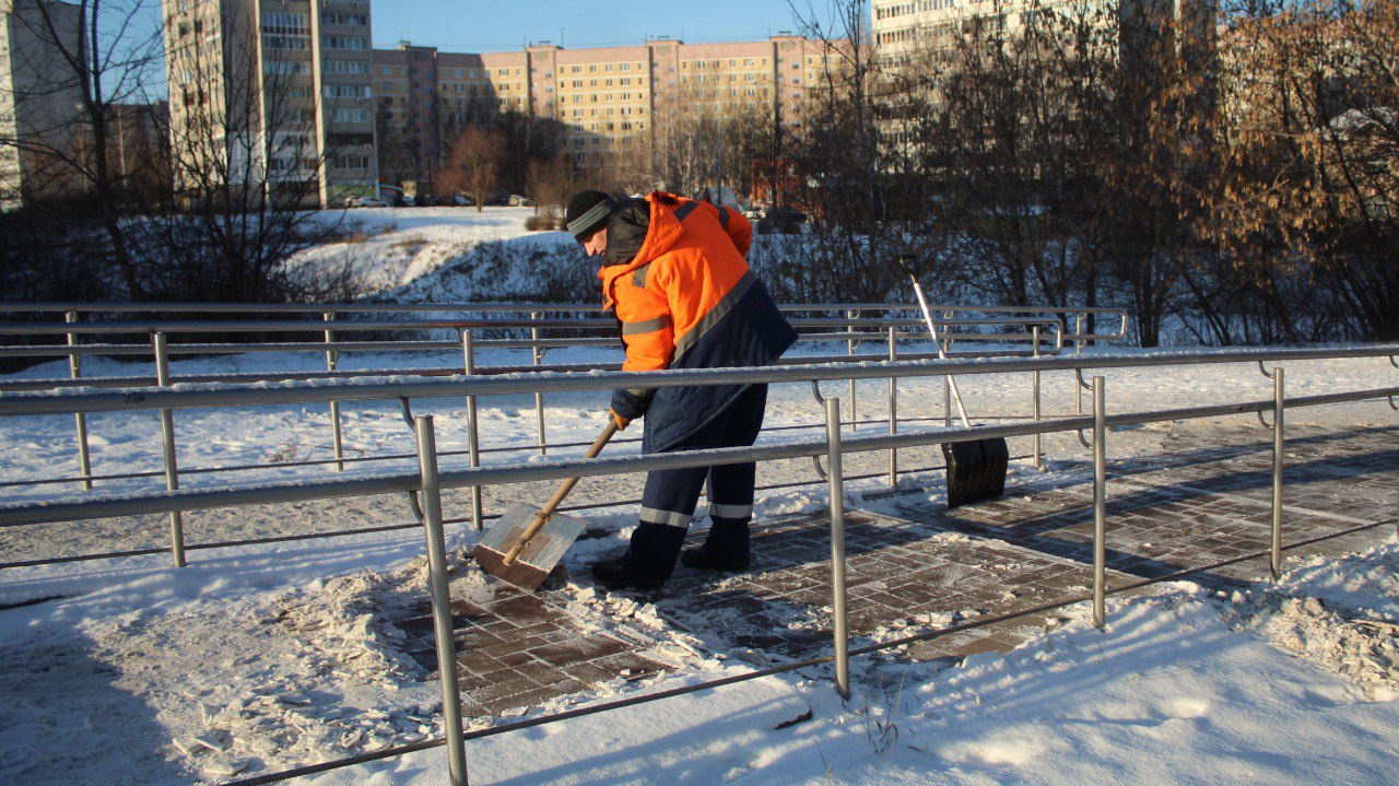 Дирекция благоустройства днем 17 февраля продолжает работы по ликвидации последствий погодных явлений. Идет расчистка остановок общественного транспорта, мостов и путепроводов. Спецтехника работает на дорогах и тротуарах.  Проезжую часть чистили на улицах Ленина, Свободы. Тротуары подметали на улицах Тимуровцев, Тимакова, Зубковой, Новоселов, Первомайский проспект, Каширина, Свободы, Соборной, Вокзальной, Чкалова, Дзержинского, Гагарина, Братиславская, Черновицкая, микрорайоне Южный, Мервинская, Народный бульвар, Юбилейная, Костычева и других.  Уборка города продолжится в ночное время.