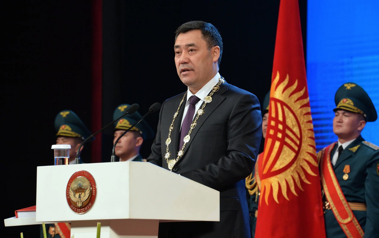 В Кыргызстане вспыхнули жаркие споры о сроке президентства Группа из 75 общественных деятелей направила петицию Садыру Жапарову и спикеру Жогорку Кенеша Нурланбеку Тургунбек уулу с просьбой срочно инициировать новые выборы главы государства полагая что проведение выборов необходимым для разрешения правовой неопределенности связанной со сроком президентских полномочий Среди подписантов экс премьер министры Турсунбек Чынгышев Жанторо Сатыбалдиев Мухаммедкалый Абылгазиев и Кубатбек Боронов  По их словами проблема возникла после изменения Конституции Так Жапарову был предоставлен шестилетний мандат в 2021 году однако новая редакция закона ограничила срок президентских полномочий пятью годами Вместе с этим они подчёркивают что проведение выборов в 2026 году позволило бы избежать неоднозначных толкований дополнительных разъяснений общественных споров и возможных обращений в Конституционный суд На этом фоне общественники юристы и эксперты разделились на два лагеря Часть настаивает на завершении шестилетнего срока другие считают что следует ориентироваться на пятилетний цикл Также по мнению подписантов первый этап работы нынешнего руководства логически завершен За последние 5 лет власти урегулировали территориальные вопросы с Узбекистаном и Таджикистаном укрепили армию обеспечили поступление 352 млрд в бюджет в рамках борьбы с коррупцией сократили влияние ОПГ на государственные процессы успешно реализовали соцпрограммы При этом авторы обращения подчеркнули наличие серьёзных нерешённых вопросов требующих нового импульса Объём госдолга Кыргызстана приблизился к отметке 9 млрд порядка 2 млн граждан продолжают жить за чертой бедности а доля промышленности в структуре ВВП без учёта месторождения Кумтор по прежнему не превышает 10   Дополнительно отмечается продолжающийся масштабный отток молодёжи в страны Европы США и Южную Корею  Вместе с этим подписанты уверены что подтверждение мандата через выборы позволит новой команде разработать эффективные меры для борьбы с инфляцией и ростом цен на потребительские товары Кыргызстан         ExpressAsia