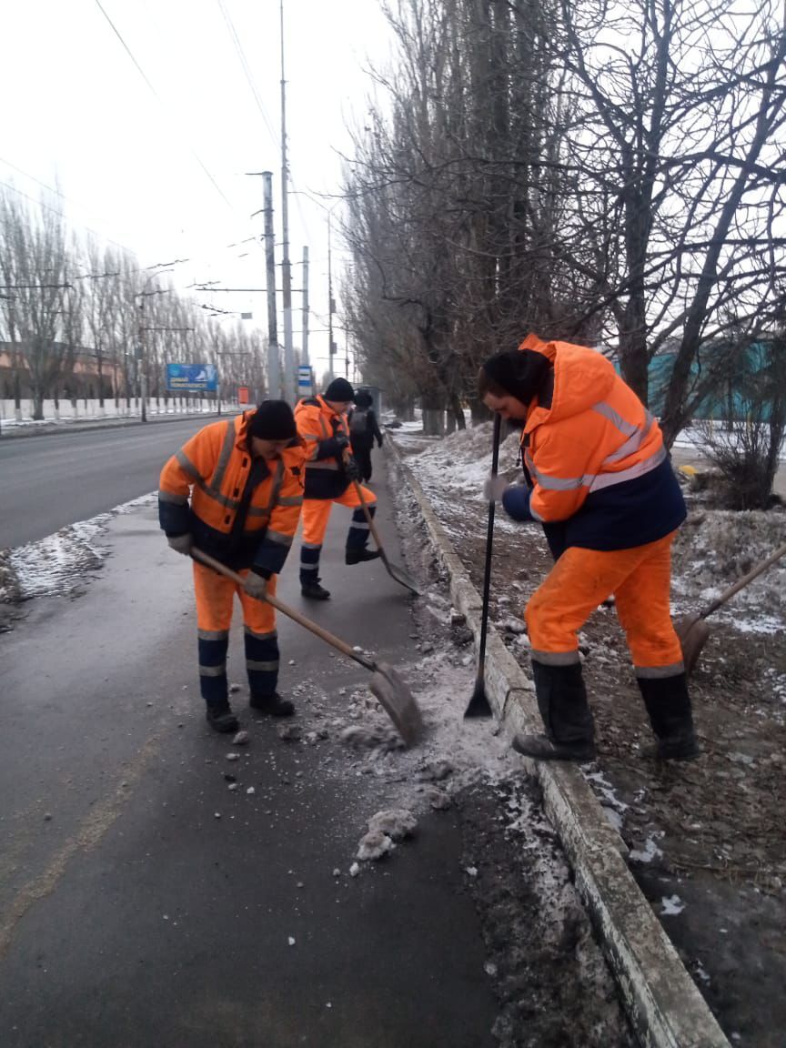 Продолжается уборка города от снега и наледи  В течение дня задействовано 147 единиц специализированной техники и 103 рабочих     Механизированное подметание тротуаров и проезжей части дорог, расчистка лестничных маршей, подходов к остановочным павильонам и учреждениям социальной сферы, а также обработка территорий противогололедными материалами выполнялись по улицам: Клочкова, Новоузенская, Брянская, Трынина, Трофимовская, Вишневая, пл.Кирова, Белоглинская, Тагилинская, Державинская, Техническая и др. А также в населенных пунктах Гагаринского района.    Подробнее о мероприятиях в районах города по ссылкам:   Ленинский;   Заводской;   Волжский;   Октябрьский;   Кировский;   Фрунзенский;   Гагаринский.  Работы ведутся круглосуточно.