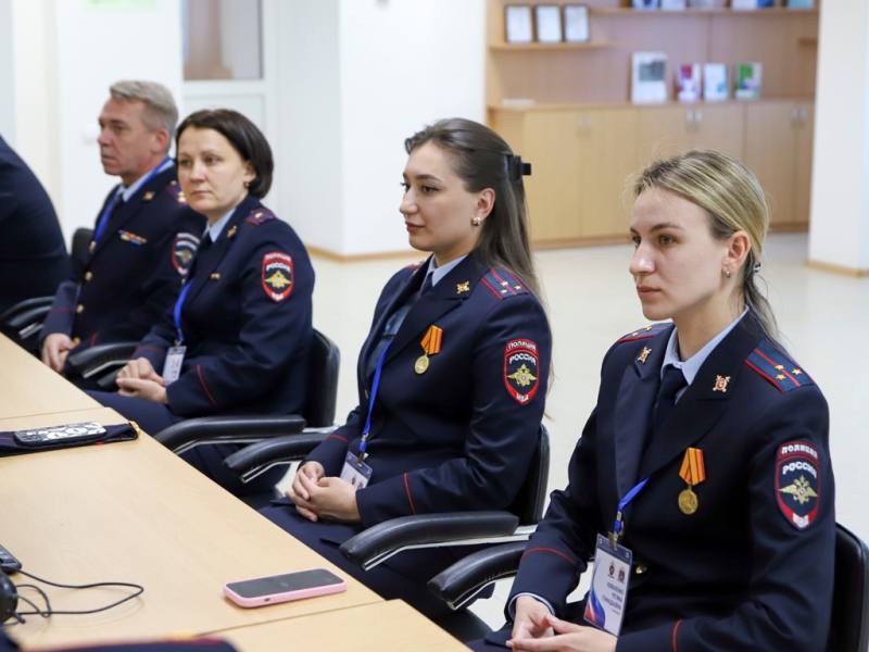 Сотрудник МВД по КЧР стала победителем второго этапа Всероссийского конкурса «Лучший по профессии» Состязания прошли между сотрудниками подразделений по осуществлению административного надзора из семи территориальных органов внутренних дел, дислоцированных на территории Северо-Кавказского федерального округа. Конкурс проводился два дня. На первом этапе конкурсанты проходили испытания по служебной подготовке. Здесь проверялись знания сотрудников полиции требований законодательных и нормативных правовых актов Российской Федерации, как общих, так и применяемых в служебной деятельности, а также умения и навыки по тактической медицине. На втором этапе участников конкурса оценивали по разделам физической и огневой подготовки. По итогам испытаний победу одержала представительница МВД по Карачаево-Черкесской Республике старший лейтенант полиции Регина Коваленко, второе место - сотрудник МВД по Кабардино-Балкарской Республике майор полиции Алим Алимжанов, третье место - представитель МВД по Республике Дагестан старший лейтенант полиции Курбан Ахмедов. Победитель примет участие в заключительном этапе конкурса, который состоится 11-12 сентября текущего года на базе Казанского юридического института МВД России. Следите за нашими новостями