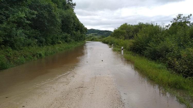 В Пограничном округе Приморского края из-за перелива воды затруднено или полностью перекрыто движение на трех участках автодорог. Об этом сообщили в министерстве транспорта региона. По данным ведомства, в село Садовый проезд закрыт на 17-18 км из-за подтоплений глубиной более 50 см. Работы по восстановлению дорожного покрытия начнутся после снижения уровня воды. Также осложнено движение для легкового транспорта на двух других участках: с 11 по 13 км трассы Гродеково – Барановка – Садовый глубина воды 20-30 см, протяженность подтопления — до 30 метров и с 6 по 12 км подъезда к селу Духовское со стороны дороги Уссурийск – Пограничный. Власти призывают водителей учитывать информацию при планировании маршрутов.
