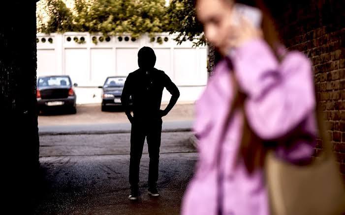 В Госдуму внесли законопроект о борьбе со сталкингом В Госдуму повторно внесли законопроект о противодействии навязчивому преследованию Документ предлагает ввести отдельный федеральный закон и закрепить в нём понятия сталкинг преследователь лицо подвергнутое преследованию а также механизм защитного охранного ордера Под сталкингом авторы понимают слежку навязчивые попытки контакта отправку подарков а также использование персональных данных жертвы например для оформления заказов или услуг Инициатива направлена на системную защиту людей от психологического давления и угроз со стороны преследователей Это уже не первая попытка законодательно урегулировать проблему Предыдущий законопроект внесли летом 2024 года но его отклонили во втором чтении из за размытых формулировок Тогда документ предусматривал административные штрафы Теперь авторы обещают более чёткие определения и понятные механизмы защиты Подписаться прислать новость