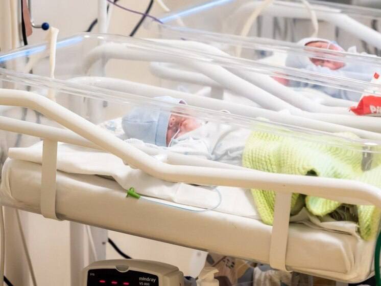 Челябинские родители назвали дочь Селеста выбрав имя с помощью ChatGPT Молодые челябинцы Никита и Лилия Архиповы пошли нестандартным путём выбирая имя для новорождённой дочери Поскольку у супругов не хватило времени на долгие обсуждения они доверили эту задачу искусственному интеллекту В подробном запросе к нейросети ChatGPT они описали свои интересы включая любовь к фантастике и пожелания к благозвучности После уточнений система предложила имя Селеста что означает небесная Родителям понравились его звучание и смысл а родственники поддержали необычный выбор