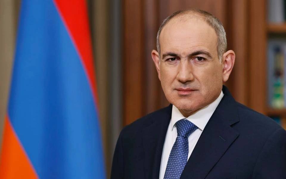 Пашинян снова в игре Премьер министр Армении Никол Пашинян объявил о выдвижении своей кандидатуры на парламентских выборах которые пройдут 7 июня 2026 года Данным письмом выдвигаюсь на включение в список партии Гражданский договор написал он в соцсетях Главой предвыборного штаба правящей партии назначен Араик Арутюнян Участие в выборах уже подтвердил и экс президент Роберт Кочарян Армения Выборы Политика centralasianow Подписаться на канал