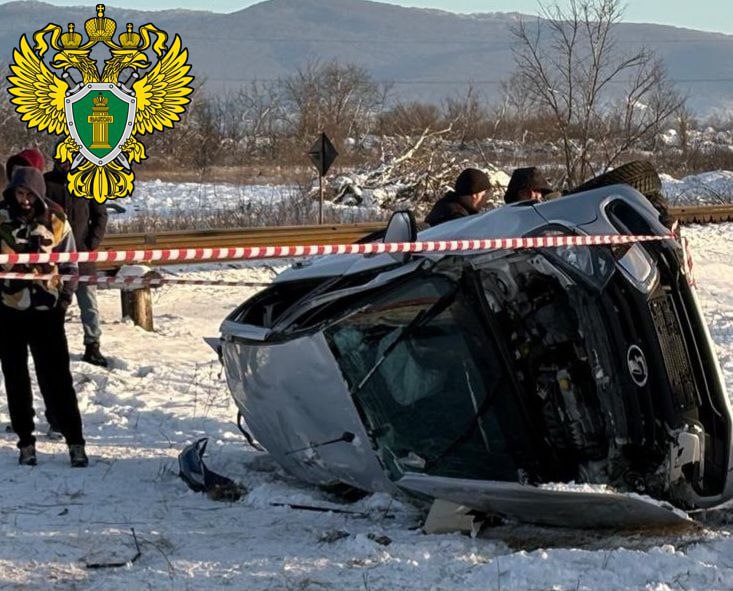 Два человека погибли в результате ДТП с участием пассажирского поезда Москва Владикавказ и легкового автомобиля в Терском районе Авария произошла сегодня в 13 18 когда водитель легкового автомобиля выехал на нерегулируемый железнодорожный переезд на перегоне между станциями Муртазово и Эльхотово перед приближающимся пассажирским поездом Машинист локомотива применил экстренное торможение но расстояние было недостаточным и столкновения избежать не удалось В результате погибли два человека водитель и пассажир легковушки Схода поезда не произошло его отправили по маршруту следования в 13 38 На движение других пассажирских поездов ситуация не повлияла t me observer07kbr