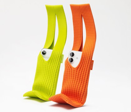 Apple выпустила чехол носок для iPhone за 229 Apple представила необычный аксессуар iPhone Pocket созданный совместно с японским домом моды ISSEY MIYAKE Это вязаный чехол сумка выполненный в технике 3D трикотажа Новинку можно и носить как аксессуар и использовать для хранения iPhone AirPods и других мелочей