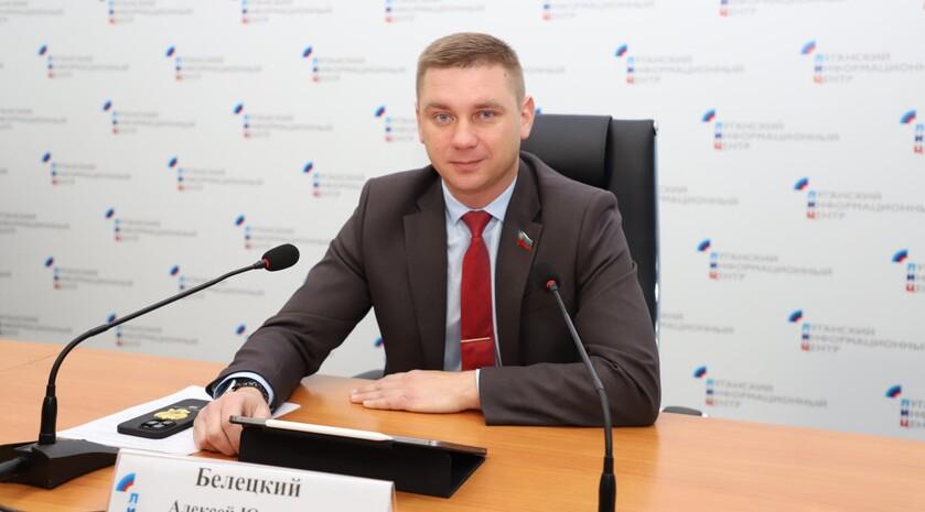 Депутаты Народного Совета ЛНР на очередном заседании приняли закон, который регулирует длительное нахождение движимого имущества на балансе государственных организаций. Председатель комитета по бюджету Алексей Белецкий пояснил, что действие закона направлено на сохранение ранее возникших у государственных унитарных предприятий и государственных учреждений ЛНР прав на хозяйственное ведение или оперативное управление движимым имуществом, расположенным на территории ЛНР. «Закон предусматривает, что возникшие до вступления в силу Федерального конституционного закона от 4 октября 2022 года „О принятии в Российскую Федерацию Луганской Народной Республики и образовании в составе Российской Федерации нового субъекта — Луганской Народной Республики“, права госучреждений ЛНР на хозяйственное ведение и оперативное управление движимым имуществом сохраняются и считаются предусмотренными законодательством Российской Федерации соответственно правом хозяйственного ведения и правом оперативного управления», — подчеркнул парламентарий. Таким образом будет урегулировано беспрерывное нахождение на балансе госпредприятий Республики движимого имущества, закрепленного ранее актами Правительства ЛНР, при переходе такого имущества в рамках разграничения в собственность субъекта Российской Федерации — Луганскую Народную Республику.