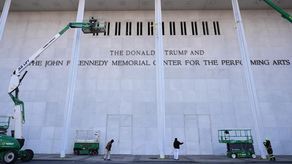 Трамп решил закрыть Кеннеди центр на два года ради полного перезапуска Президент США Дональд Трамп объявил о масштабной реконструкции одной из главных культурных площадок страны Кеннеди центра в Вашингтоне Учреждение полностью закроют с 4 июля этого года в день 250 летия независимости США На своей платформе Truth Social Трамп заявил что только полная остановка работы позволит провести комплексную перестройку и назвал это самым быстрым путем к успеху красоте и величию Сам центр он уже называет Trump Kennedy Center Окончательное решение должно утвердить руководство Кеннеди центра однако проблем с этим как ожидается не будет в январе 2025 года Трамп полностью сменил состав совета и был избран его председателем Закрытие продлится около двух лет На это время в центре прекратятся все оперные театральные балетные и музыкальные постановки Америка будет гордиться этой новой достопримечательностью на протяжении многих поколений написал Трамп Подробностей будущего полного переустройства Белый дом пока не раскрывает Ранее Трамп неоднократно жаловался на состояние здания упоминая неисправные лифты строительные дефекты и даже нашествие крыс О бюджете проекта президент не сообщил пообещав лишь полное финансирование Кеннеди центр открыли в 1971 году и назвали в честь убитого президента Джона Кеннеди Ежегодно Кеннеди центр принимает до двух миллионов посетеителей BILD Russian