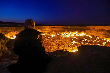 Огонь во «Вратах ада» начал затухать Полвека пылавший кратер «Врата ада» в пустыне Каракумы в Туркменистане угасает. Ученые зафиксировали заметное снижение интенсивности огня в гигантском провале, который образовался в 1971 году после неудачного бурения советских геологов. Тогда, пробурив карман с природным газом, они решили поджечь его — предполагая, что огонь быстро затухнет. Но пламя горит до сих пор. Об этом сообщает Daily Mail. Теперь, по словам специалистов госкомпании «Туркменгаз», свет от кратера едва заметен — вместо яркого сияния остался слабый огонек. Причина — уменьшение притока газа из подземных резервуаров, часть которого перенаправляют в буровые скважины для утилизации. Проект по «закрытию ворот» был инициирован президентом Гурбангулы Бердымухамедовым еще в 2022 году. Его цель — сократить выбросы метана и спасти ценный ресурс.