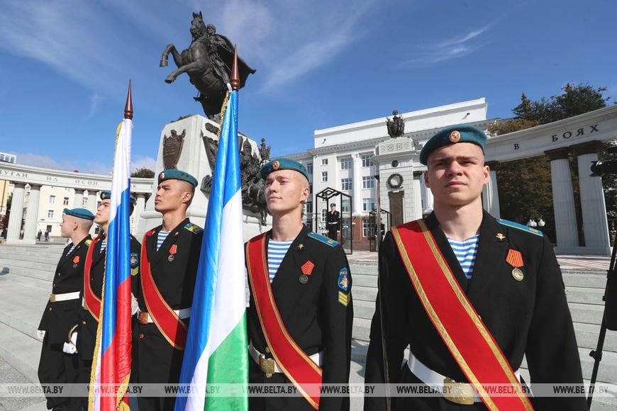 Головченко возложил цветы к памятнику генерал-майору Минигали Шаймуратову