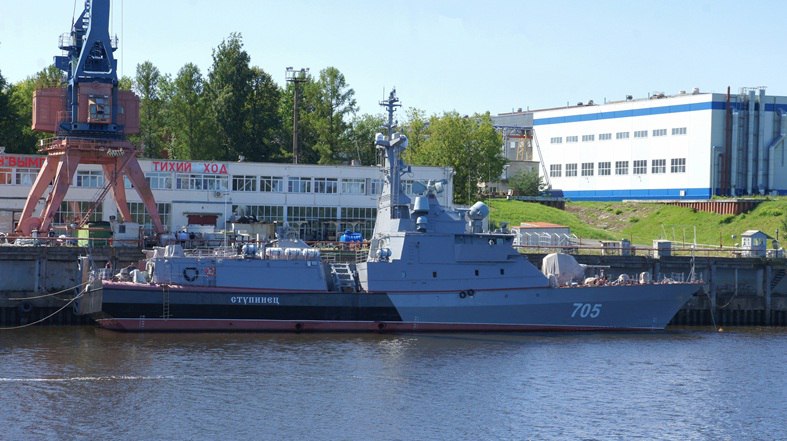 СПУЩЕН НА ВОДУ РАКЕТНЫЙ КАТЕР СТРЕЛОК Судостроительный завод Вымпел спустил на воду ракетный катер Стрелок проекта 12418 В апреле 2016 года Вымпел подписал контракт на достройку с модернизацией и ремонтом по проекту 12418 для ВМФ России двух находившихся на заводе недостроенных с 1992 года ракетных катеров экспортного проекта 12421 шифр Молния с заводскими номерами 01301 и 01302 Первый катер Ступинец с заводским номером 01301 по этому контракту был спущен на воду для Каспийской флотилии 29 июля 2024 года и в сентябре 2025 года был отправлен на Каспий для прохождения испытаний Источник Медиапалуба времявперёд