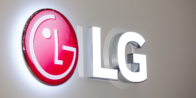 Акции LG Electronics India взлетели на 53 на первых торгах после IPO Акции индийского подразделения южнокорейской LG Electronics подскочили на 53 4 в первый день торгов после IPO В результате капитализация компании превысила рыночную стоимость материнской компании а также опередила по капитализации своих индийских конкурентов Whirlpool Voltas и Havells Торги акциями LG Electronics India начались 14 октября на базирующихся в Мумбаи Бомбейской фондовой бирже BSE и Национальной фондовой бирже Индии NSE Производитель бытовой техники провел первичное публичное размещение акций на сумму 116 млрд рупий 1 3 млрд Цена размещения составила 1140 рупий 12 84 Материнская компания южнокорейская LG Electronics предложила инвесторам 101 8 млн акций  До выхода на биржу LG Electronics India лучший результат в стране в первый день торгов после IPO показала угольная компания Coal India в 2010 году Тогда ее акции выросли на 40 Подробнее Акции LG India взлетели на 53 на первых торгах после IPO на 1 3 млрд Подписаться на Сам ты инвестор