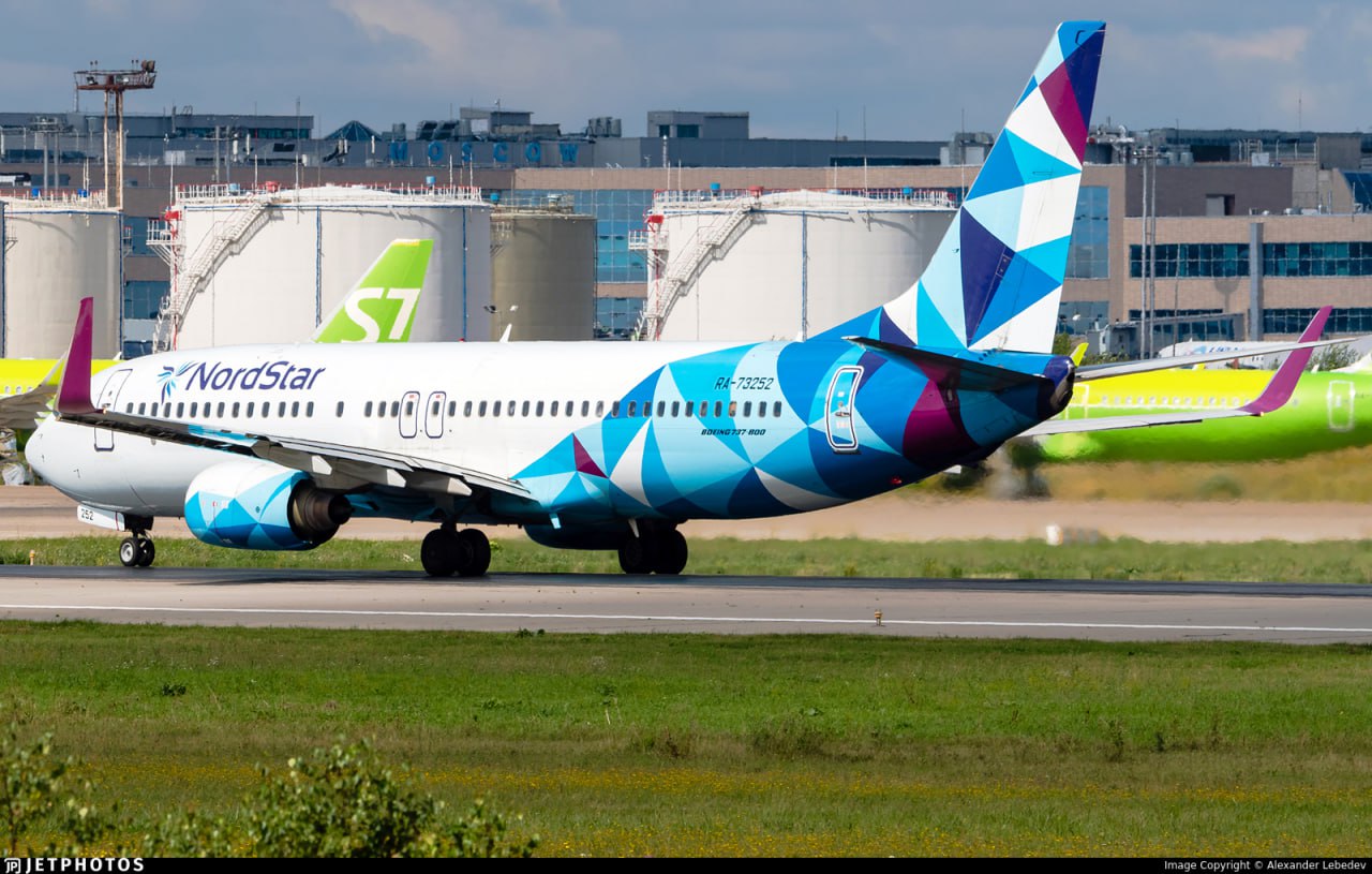 Рейс Омск-Сочи совершил экстренную посадку в Махачкале 19 июня Boeing 737, следовавший из Омска в Сочи, приземлился в дагестанской столице из-за плохого самочувствия одного из пассажиров. После того как больного передали местным врачам, самолет продолжил путь в Сочи. Задержка составила полтора часа, что повлияло и на обратный рейс. Фото: AVIAINCIDENT KrasnodarMedia Прислать новость