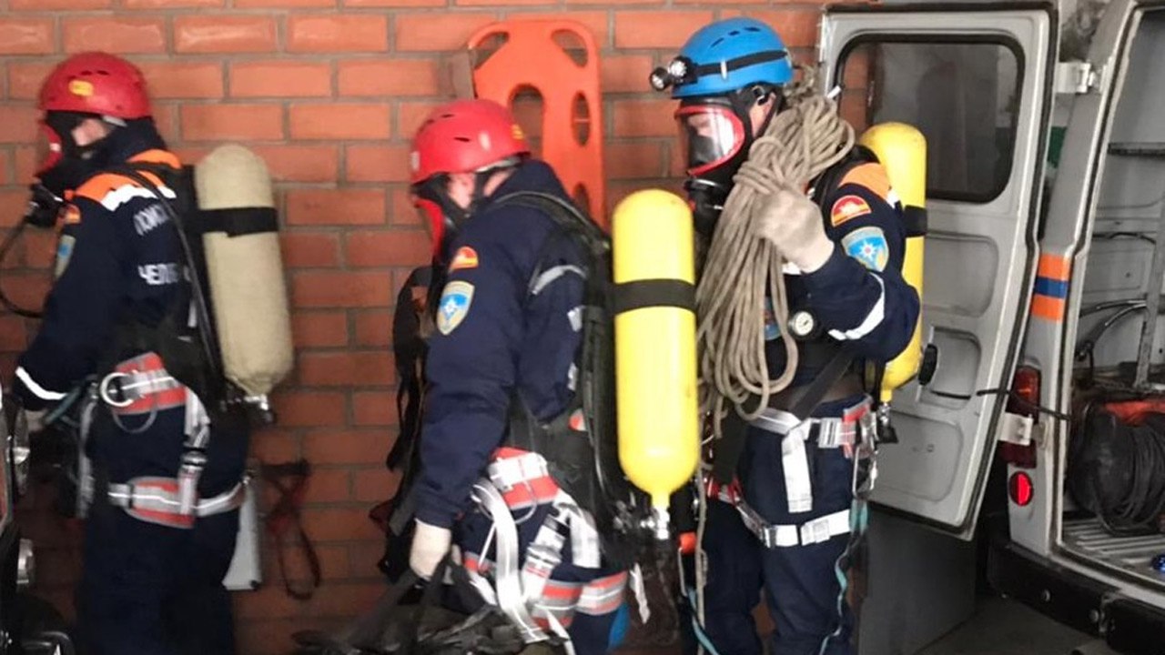 В Магнитогорске двое мужчин отравились парами краски Житель частного дома спустился в пятиметровую выгребную яму начал красить ее надышался токсичными парами и потерял сознание Жена позвала на помощь прохожего но тот тоже упал в обморок Спасатели с помощью альпинистского снаряжения добрались до пострадавших и надели на них дыхательные аппараты Мужчины пришли в себя их подняли и передали медикам Работа в замкнутых пространствах без вентиляции может привести к серьезным последствиям таким как отравление токсичными парами и потеря сознания Поэтому крайне важно использовать средства защиты Лучше работать в паре напоминают в областной Поисково спасательной службе Специалисты рекомендуют всегда сообщать о своих спусках близким или соседям cheltv ru