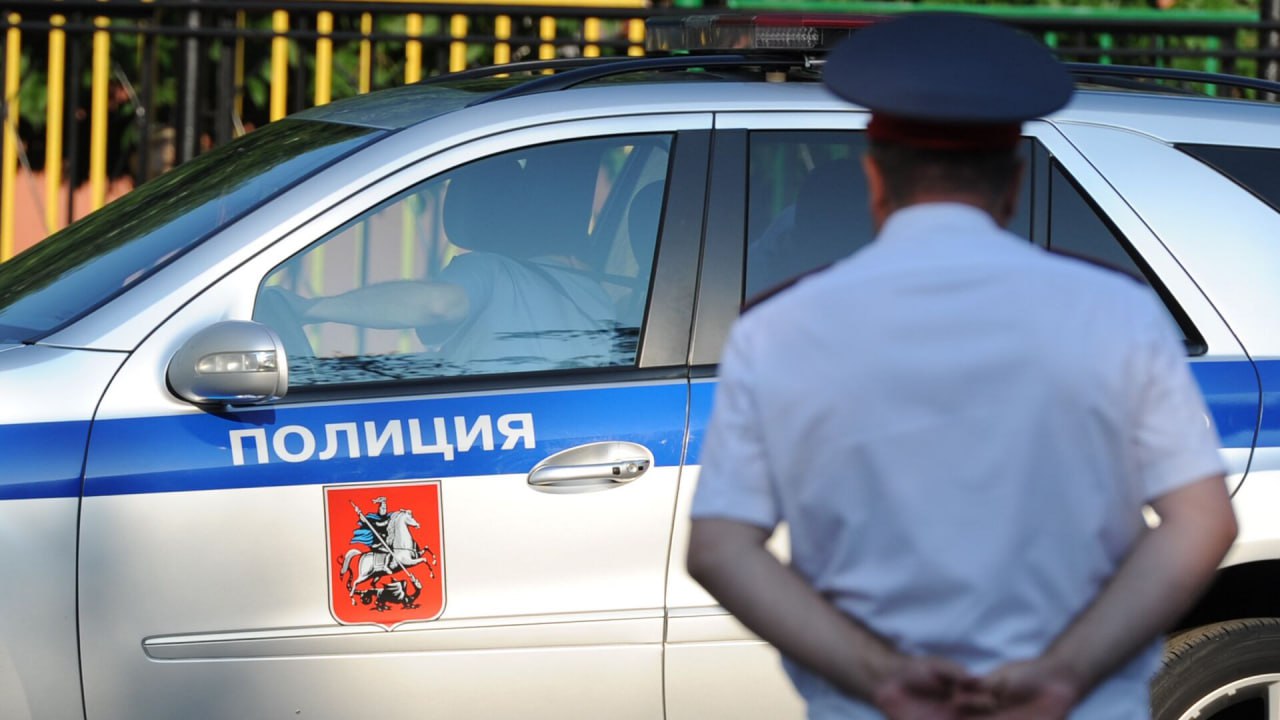 В МВД России составили портрет курьера из мошеннических схем. По команде организаторов он легко перемещается между регионами, конечная точка маршрутов — крупные города-миллионники. В большинстве случаев это: Молодые люди в возрасте 17-25 лет, без высшего образования, чаще — мужчины, иногородние. Есть менее многочисленная категория — ранее судимые граждане, старше 40 лет. Список тех, кого аферистам чаще всего удается "нанять" в качестве курьера, вовлекая в криминальную схему: Студенты, ищущие легкий заработок. Безработные или низкоквалифицированные работники: таксисты, курьеры легальных служб доставки. Лица, испытывающие нехватку финансовых средств. "Корыстный мотив, сформированный заманчивыми обещаниями: "100 тысяч рублей за одну операцию" или "10% от всей суммы"… Часто звучат объяснения о том, что вербовщики вводили их в заблуждение, маскируя криминал под безобидные вакансии: "логист", "курьер по доставке документов", — рассказали в МВД.