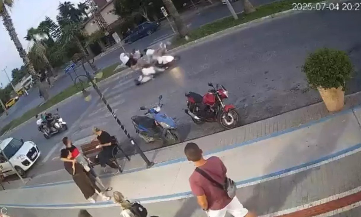 В Турции в ДТП пострадали российские туристы. В районе Сиде мотоцикл травмировал двух женщин и 11-летнего мальчика, переходивших дорогу по «зебре». Водитель поздно заметил пешеходов, резко затормозил, транспорт упал и по инерции заскользил вперед по асфальту. Одна из россиянок, а также ребенок успели отскочить, поэтому отделались ссадинами. А вот вторую туристку и самого мотоциклиста скорая забрала в больницу. Подробнее написали на ТурДоме.