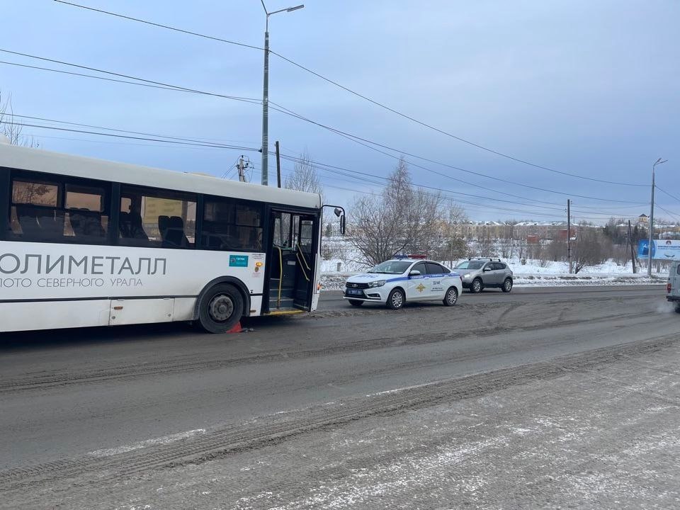 В Краснотурьинске автобус сбил пенсионерку  По предварительной информации, 59-летний водитель автобуса, ехавший по улице Рюмина, сбил 65-летнюю женщину на переходе. В результате она получила серьезные травмы.  Как выяснилось, в момент аварии автобус был пуст, водитель был пристегнут. Он прошел обязательный медосмотр перед рейсом. Алкоголь в крови не обнаружен.  По словам водителя, он ехал со стороны вокзала в сторону Парковой улицы со скоростью 15-20 км/ч. Увидев женщину на переходе, он попытался резко затормозить, но столкновения избежать не удалось. Полиция проводит проверку по факту ЧП.  Фото: Госавтоинспекция Свердловской области   «Уральский меридиан»