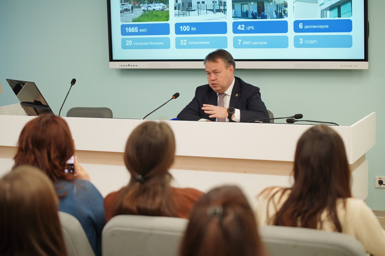 Завтра в Альметьевске новый перинатальный центр примет первых пациентов Об этом на итоговой пресс конференции ведомства рассказал министр здравоохранения РТ Альмир Абашев Завтра мы откроем перинатальный центр на 18 тысяч квадратных метров Первый ребенок рожденный там будет выписан в ближайшие дни В новом перинатальном центре предусмотрено 168 коек для женщин и 85 для новорожденных Ежегодно здесь смогут принимать до трех тысяч родов Министр рассказал что в 2025 году в Республике Татарстан построили 40 новых медицинских объектов Среди 40 объектов две новые поликлиники открытие которых мы видели вчера две большие врачебные амбулатории в пригородах Казани и Альметьевска а также 36 фельдшерско акушерских пунктов отметил он Кроме того по словам министра с начала года в республике отремонтировали 248 медицинских объектов iatatarinform tatarinform