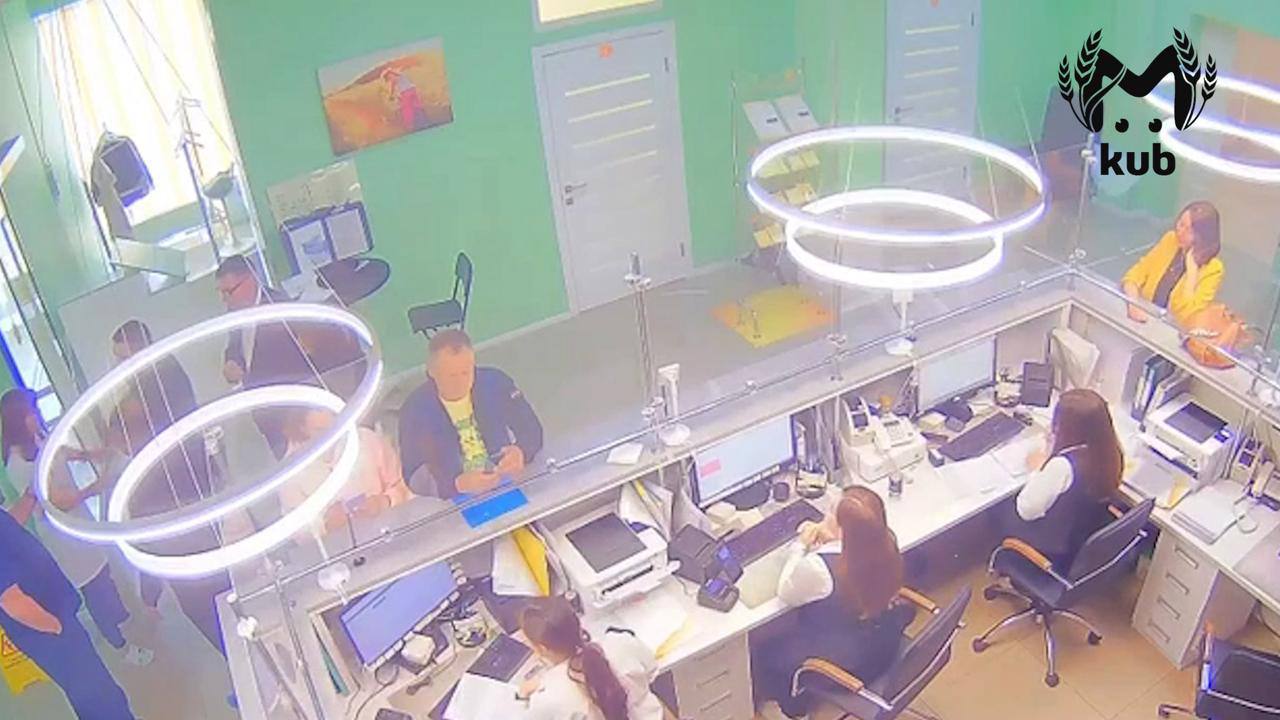 Пациент частной клиники в Краснодаре сломал врачу палец из-за отказа сделать МРТ.  Шамиль Магомадов поругался с докторами, в ответ на грубость медики отказали ему в услугах. Это ещё больше взбесило мужчину — он назвал сотрудников "нацистами" и бросился в драку. Следком возбудил уголовное дело.