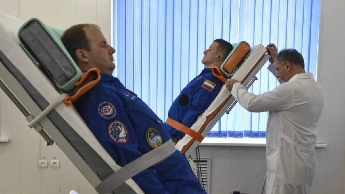 Роскосмос показал как в ЦПК готовят космонавтов к отправке на самарской ракете В преддверии запуска на Международную космическую станцию на космодроме Байконур прошел традиционный День прессы Роскосмос предоставил журналистам уникальную возможность наблюдать за финальным этапом подготовки основного и дублирующего экипажей Подробнее рассказали на нашем сайте ГТРК Самара MAX lВК lОК lСАЙТ