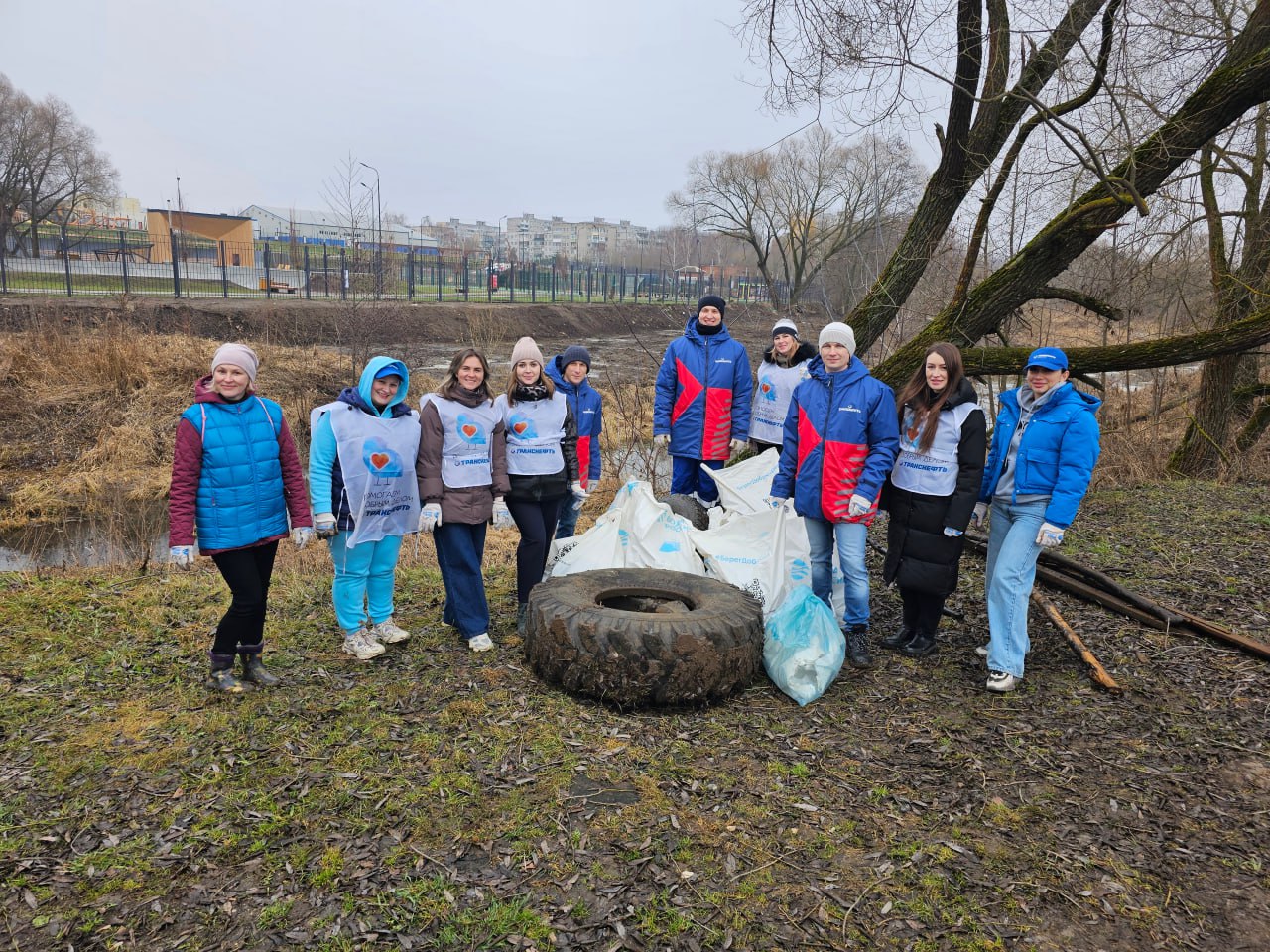 В городском округе Луховицы состоялся первый в 2025 году экологический субботник в рамках Всероссийской акции «Вода России».    В расчистке реки Вобля приняли участие 15 человек: сотрудники администрации муниципального округа Луховицы, представители АО «Транснефть-Диаскан» и МБУ «КББХ».   Участники смогли расчистить береговую зону реки от бытового мусора, частично вынули мусор из реки в районе мостика у нижнего парка Воробьева. Было собрано около 3   кубов мусора.    Помните, что каждый из нас может внести свой вклад в сохранение окружающей среды, участвуя в подобных инициативах.   Благодарим за фотографии пресс-службу администрации муниципального округа Луховицы