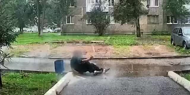 В Уфе мужчина поскользнулся с кегой пива