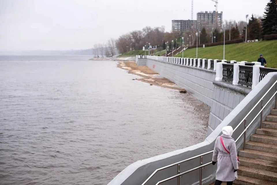0 В Самарской области ожидается гроза, усиление ветра и порывы ветра до 15-20 м/с В МЧС советуют не выходить из дома, закрыть окна, двери и дымоходы, а также не топить печку. А во время грозы подальше держаться от электропроводки, антенн, окон, дверей и всего остального.