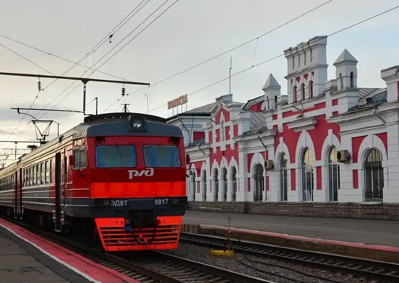 В области изменится расписание пригородных поездов Поезд Бабаево – Вологда по пятницам будет прибывать на конечную остановку на 13 минут позже действующего в настоящее время расписания в 21.20 вместо 21.07 . Время отправление останется прежним. Вечерний поезд из Вологды в Череповец по вторникам и пятницам будет отправляться на 42 минуты раньше. Прибывать – на 17 минут раньше в 17.16 и в 20.26 соответственно . Дневной поезд Буй – Вологда 5, 8, 12, 15 августа будет отправляться на полчаса раньше, и прибывать на 15 минут раньше действующего расписания в 15.11 и в 18.12 соответственно .