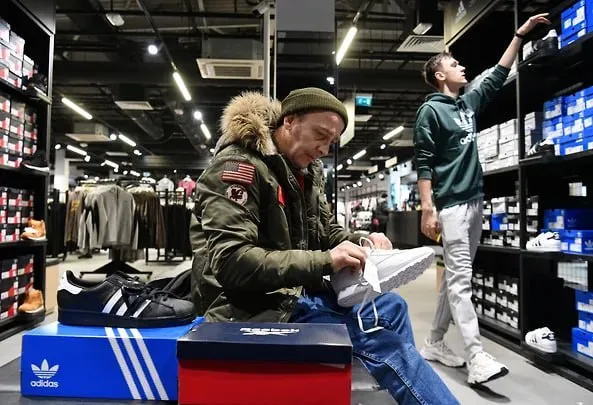 Российская структура Adidas заработала в России более 2 млрд руб по итогам 2025 года компания впервые вышла в прибыль с тех пор как бренд четыре года назад покинул локальный рынок Выручка компании тоже выросла на 20 до 3 9 млрд руб По большей части это произошло благодаря высоким ставкам по банковским вкладам jkinvest news jkinvest