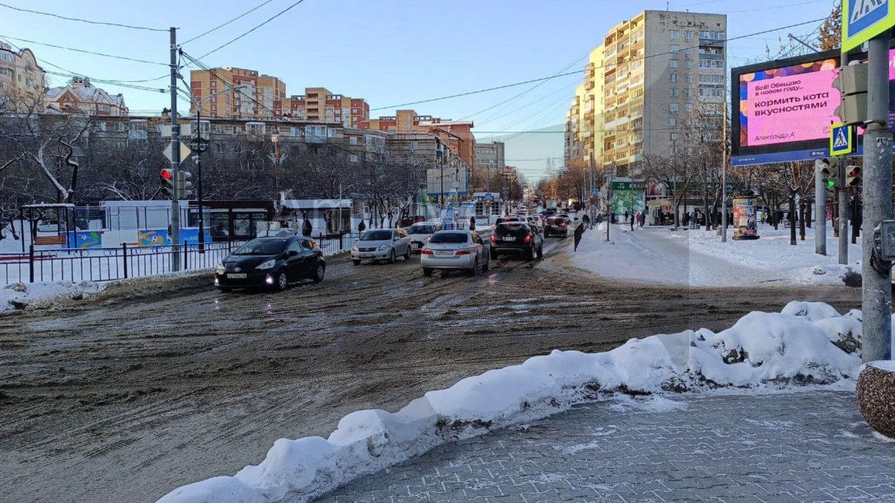 Вода разлилась в центре Хабаровска  Причины неизвестны. Вода неспешно бежит по Льва Толстого, сверху, и заливает бульвар, трамвайные пути, подбирается к центральному рынку. Городской Водоканал пока никак не комментировал ситуацию.    AmurMedia   Прислать новость