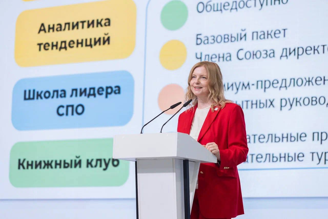 30 сентября 2 октября в г Архангельске проходит региональный Форум 85 лет СПО Будущее начинается здесь Система среднего профессионального образования Поморья включает 43 техникума и колледжа где ведется подготовка по 160 специальностям и профессиям Всего в работе Форума принимают участие порядка двух тысяч человек На Форуме обсуждаются векторы и задачи развития в регионе системы профтеха современные форматы популяризации рабочих профессий трудоустройство выпускников развитие БПЛА применение в сфере образования технологий искусственного интеллекта и многое другое Наталия Михайловна Золотарева Президент Союза директоров организаций СПО России советник Министра просвещения Российской Федерации заместитель Председателя Комиссии Общественной палаты Российской Федерации по воспитанию и образованию представила Спецпроекты Союза директоров на 2025 2026 гг выступив на пленарном заседании СПО сохраняя традиции создаем будущее Союз директоров это объединение лидеров которые не боятся брать на себя ответственность за будущее системы СПО Проекты Союза это результат нашей совместной работы направленной на поддержку каждого образовательного учреждения на создание условий для профессионального роста студентов и преподавателей на развитие системы СПО в целом Завершится Форум 2 октября большим праздничным концертом посвященным 85 летию системы СПО На мероприятии будут чествовать лучших представителей среднего профессионального образования Поморья