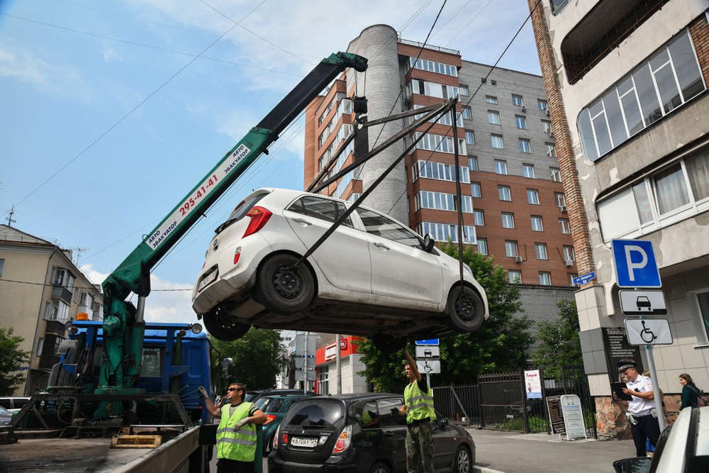 В Красноярском крае вырастут цены за эвакуацию авто и услуги штрафстоянку  На официальном сайте правительства появился проект приказа об изменении базового тарифа на эвакуацию автомобиля, а также его пребывание на штрафстоянке. Согласно документу, цены значительно вырастут. Тариф планируют поднять с 1 февраля 2025 года.   Сейчас эвакуация авто в пределах одного населенного пункта обходится в 2 868 рублей за машину весом до 3,5 тонн. За задержанное транспортное средство свыше 3,5 тонн придется отдать 6 966,50.   Цены на эвакуацию авто в пределах одного населенного пункта после 1 февраля будут следующими:   до 2,5 тонн — 3 414 рублей,  от 2,5 до 5 тонн — 8 691 рублей,  от 5 тонн —  21 693 рублей.   Также машины разных габаритов будут доставлять от места задержания до штрафстоянки по дифференцированному тарифу:   до 2,5 тонн — 36 рублей за км,   от 2,5 до 5 тонн — 45 рублей за км,   от 5 тонн — 48 рублей за км.   Хранение задержанного транспортного средства на штрафстоянке подорожает с 44 до 51 рубля в час.  Newslab