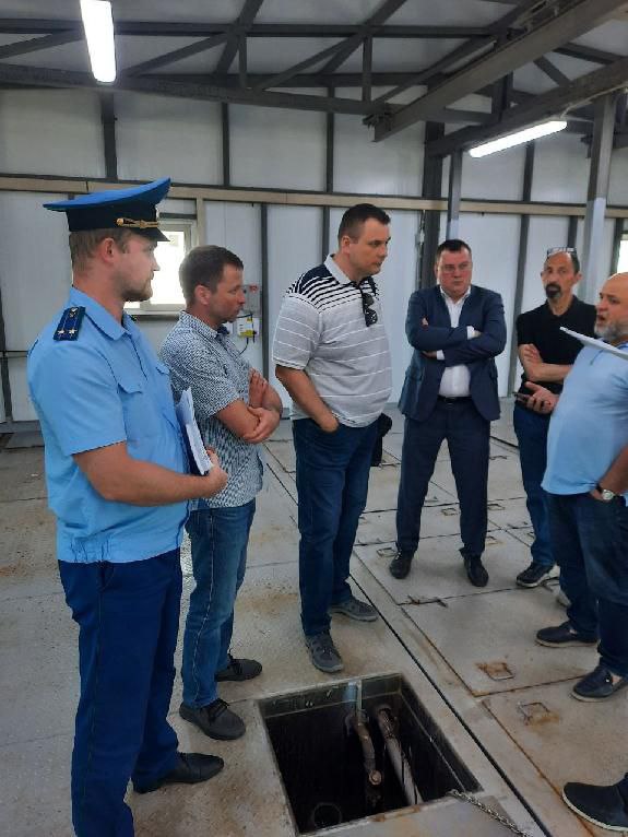 Нижегородской межрайонной природоохранной прокуратурой продолжена работа по контролю за соблюдением требований законодательства при эксплуатации очистных сооружений, построенных реконструированных в рамках федерального проекта «Оздоровление Волги» национального проекта «Экология». В целях проверки хода эксплуатации очистных сооружений руководством прокуратуры принято участие в выездных обследованиях всех реализованных в рамках федерального проекта объектов при участии представителей подведомственного Минприроды России учреждения и Министерства энергетики и жилищно-коммунального хозяйства Нижегородской области. ‼ В настоящее время прокуратурой принимаются дополнительные меры реагирования, направленные на устранение нарушений законодательства и обеспечение нормативной очистки сточных вод, сбрасываемых в водные объекты