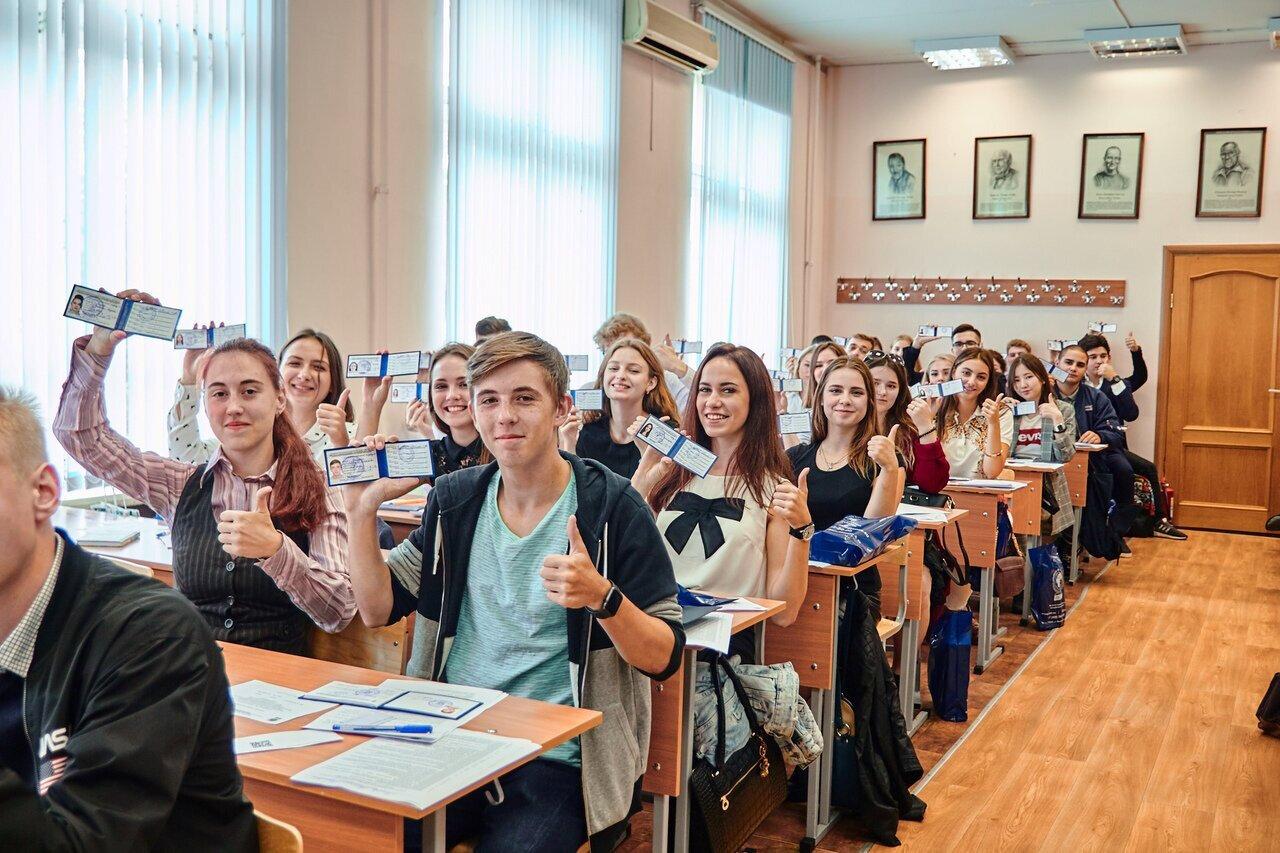 Повестка - все в колледжи - набирает обороты! Замгубернатора Свердловской области Татьяна Савинова высказалась за уменьшение финансирования общеобразовательных школ в пользу средних специальных учебных заведений. Савинова считает, что государственные средства следует направлять на подготовку студентов по востребованным специальностям, так как это обеспечивает им профессию, лучшие условия для развития, что в колледжи пойдут все больше детей, их должны готовить по специальностям, «которые нужны». Савинова отметила, что тенденция будет смещаться в сторону увеличения числа учащихся колледжей. Забавно, как представители системы начинают продвигать спущенную сверху повестку, как внезапно становятся специалистами в области образования и как продолжают считать нас послушными овечками. Хотя скорее печально, чем забавно! #СоюзРодителейВместе Прислать новость Telegram YouTube Чат для общения: