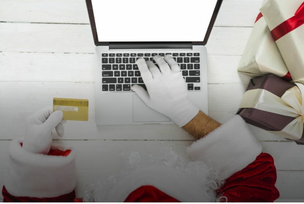 Фишинг фейковые магазины и розыгрыши как мошенники используют новогоднюю суету В связи с увеличением числа онлайн заказов и предновогодней активностью злоумышленники активизируют свои попытки обмана пользователей Они прибегают к методам социальной инженерии создавая у потенциальных жертв ощущение чувства срочности или эксплуатируя их стремление совершить выгодные покупки к праздникам Эксперты ВТБ предупреждают о распространенных схемах мошенничества в период новогодних праздников и дают рекомендации по обеспечению безопасности денежных средств Подробнее читайте по ссылке     INFOPRO54 Фото freepik com автор freepik