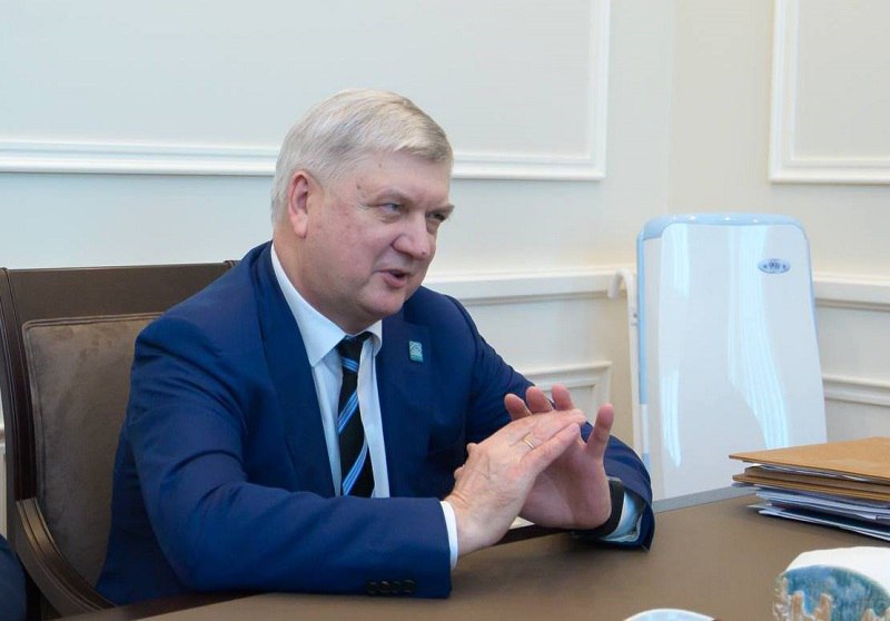 Губернатор Воронежской области Александр Гусев попал в базу украинского сайта «Миротворец»  Главу региона внесли в список за якобы финансирование действий, угрожающих национальной безопасности Украины. На сайте утверждают, что Гусев содействовал ВС РФ и участвовал в «контрабанде товаров на территорию новых субъектов».  Отметим, что данный ресурс признан экстремистским и запрещён на территории России.