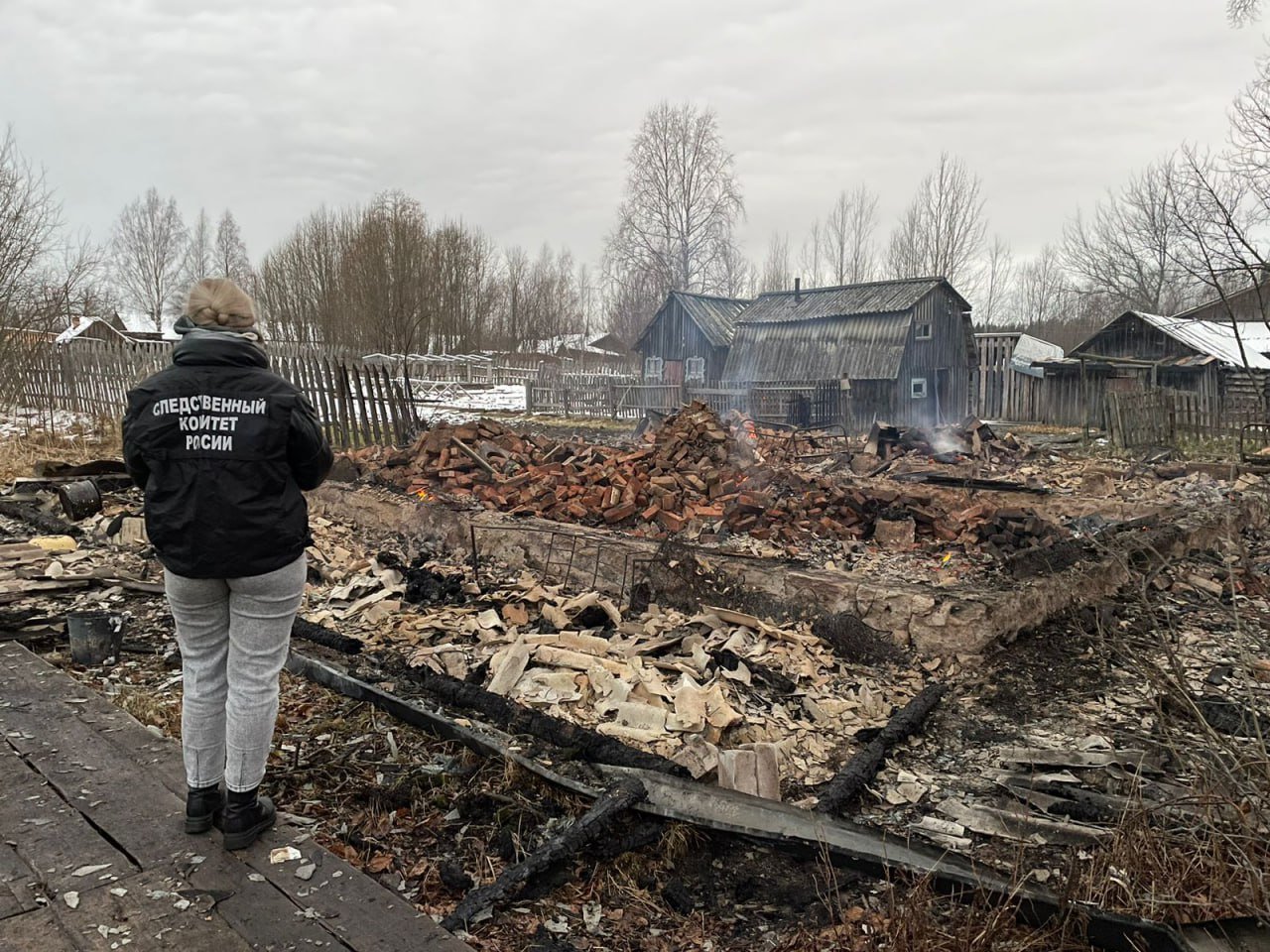 В Устьянском районе возбуждено уголовное дело по факту причинения смерти по неосторожности трем лицам в результате пожара  Региональными следственными органами СКР  возбуждено уголовное дело по признакам состава преступления "причинение смерти по неосторожности трем лицам".  Предварительно установлено, что 27 ноября 2024 года ночью в двухквартирном щитовом доме в поселке Лойга Устьянского района произошло возгорание. В результате пожара погибли 69-летняя женщина, ее 45-летний сын и 38-летняя сожительница последнего. Их соседу удалось покинуть свою квартиру. В результате пожара дом выгорел полностью.  Одна из рассматриваемых версий возгорания- неосторожное обращение с огнем погибших.  На месте происшествия работает следственно-оперативная группа.  В настоящее время проводятся следственные действия, направленные на установление всех обстоятельств произошедшего и причины возгорания. Допрашиваются свидетели по делу, назначены необходимые экспертизы.