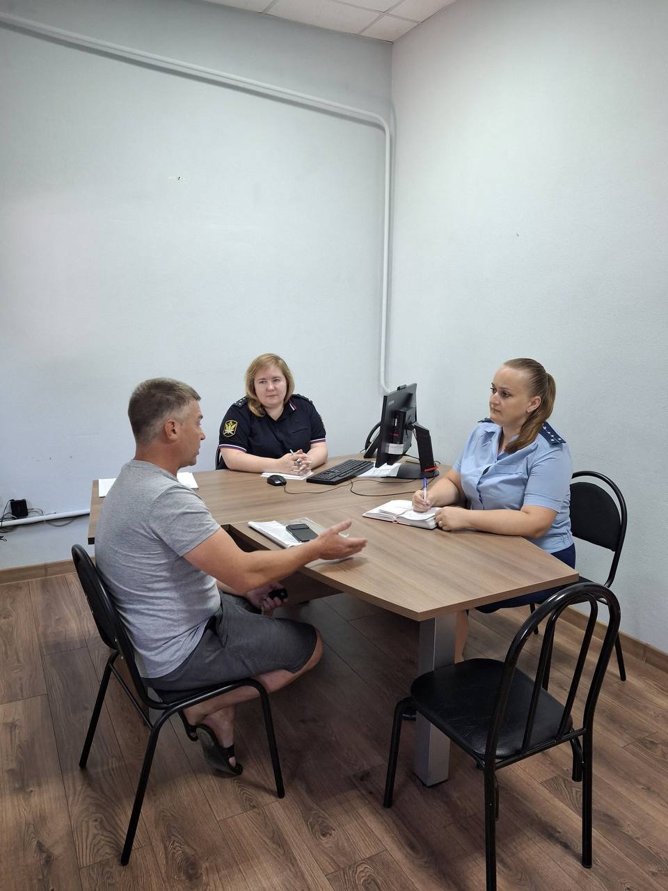 Помощником прокурора Кореновского района проведен прием граждан по вопросам соблюдения законодательства об исполнительном производстве Помощником прокурора Кореновского района совместно с врио руководителя территориального отдела службы судебных приставов УФССП России по краю проведен очередной прием граждан по вопросам исполнения законодательства об исполнительном производстве. В ходе личного приема заявители обратились по вопросам предоставления сведений о смене должником места работы, прекращения исполнительного производства на основании определения суда об отмене судебного приказа, реализации имущества должников, возврата излишне удержанных денежных средств, ознакомления с материалами исполнительных производств и иным вопросам. Все поступившие в ходе приема вопросы нашли свое окончательное разрешение. Проведение таких мероприятий прокуратурой Кореновского района осуществляется на постоянной основе.