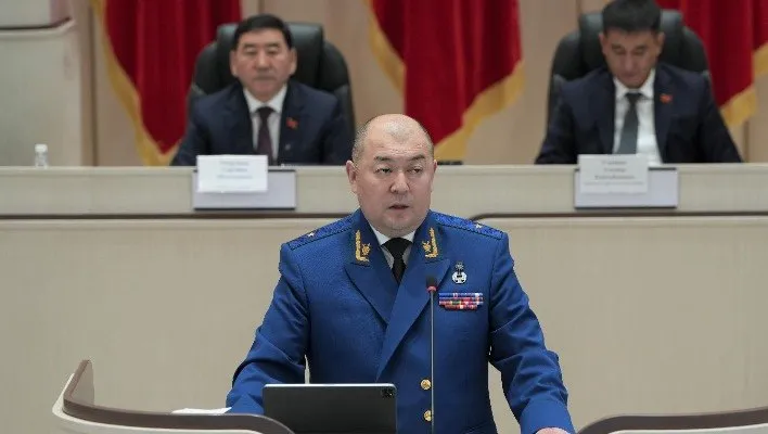 Бекешев заявил что прокуратуру пора чистить от нечистых на руку сотрудников На заседании Жогорку Кенеша депутат сказал что силовики злоупотребляли полномочиями и раньше и сейчас это просто начинает всплывать наружу По его словам одни и те же люди вчера сажали бизнесменов а сегодня сами оказываются под следствием В ответ генпрокурор Максат Асаналиев заявил что дела возбуждаются только при наличии поводов и оснований а обвинительные заключения утверждаются на базе собранных доказательств Что касается самой прокуратуры Асаналиев заверил что от недобросовестных сотрудников избавляются и напомнил что в прошлом году некоторых работников даже привлекли к уголовной ответственности Подписывайтесь и делитесь http t me kaktus mediakg