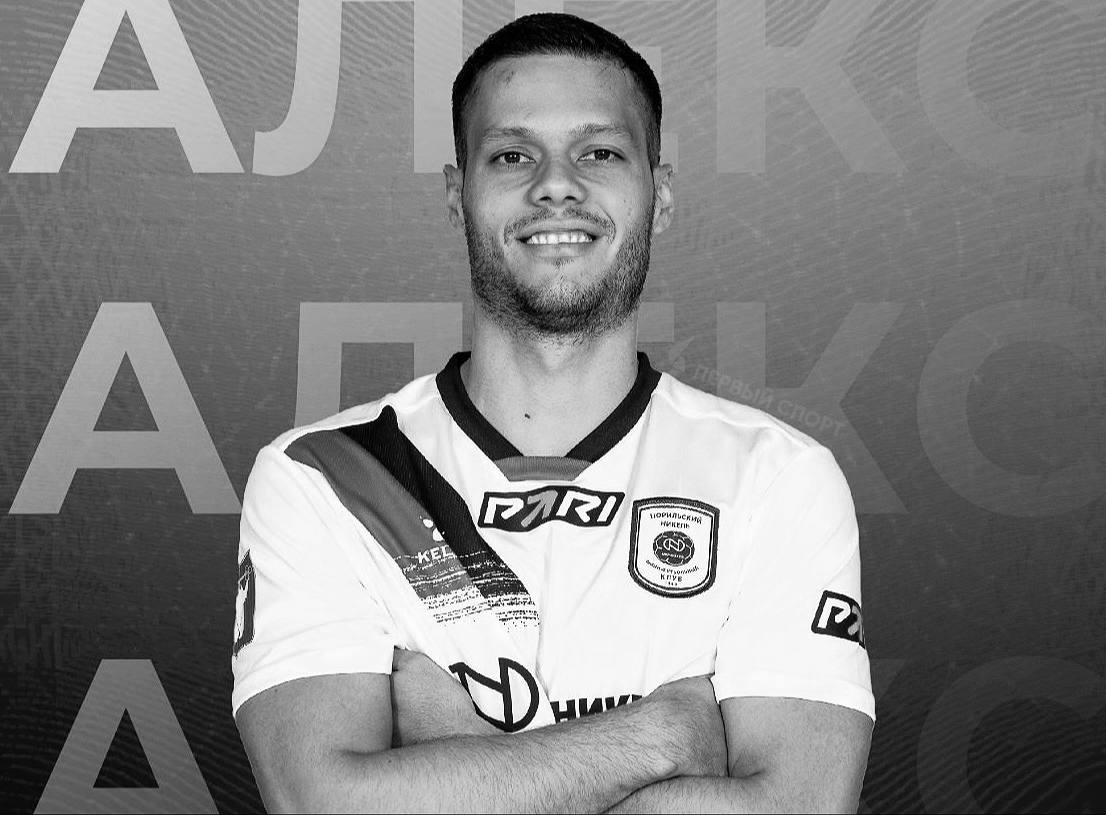 Футзалист Норникеля Алекс Фелипе умер после матча в аэропорту Ухты известному бразильцу было всего 32 года Экс форварду сборной Бразилии стало плохо после полуфинала Кубка России по футзалу с Ухтой по данным местных СМИ уже в аэропорту игрок потерял сознание и ударился головой об плитку пола врачи не смогли спасти вингера Алекс играл за Норильский никель с 2020 года он набрал 67 55 в 140 матчах Суперлиги и был лучшим игроком сезона в клубе в 2024 году У Алекса остались жена и двое маленьких детей