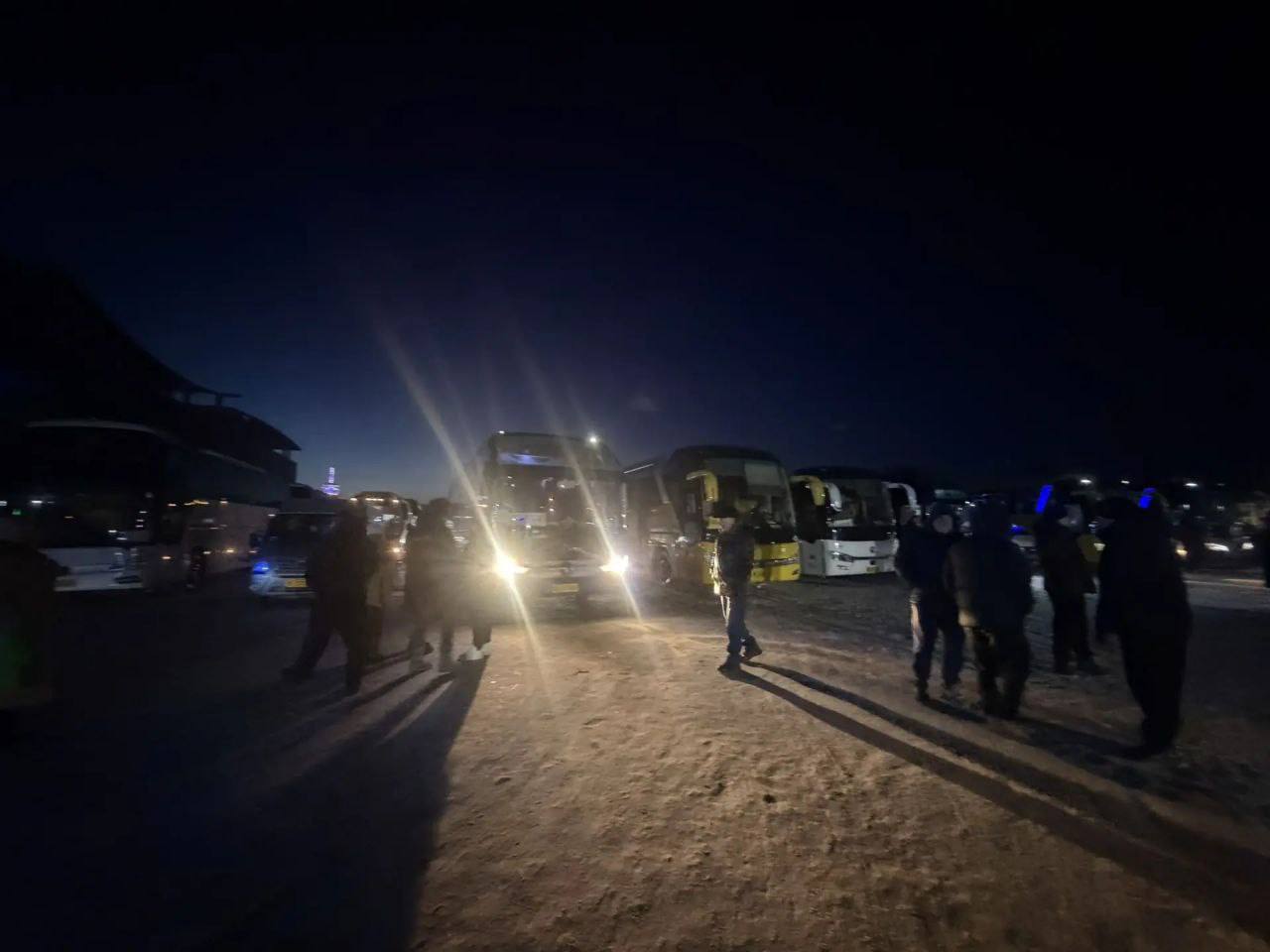 Десятки автобусов с российскими туристами застряли на границе с Китаем По словам путешественников они без проблем прошли российскую таможню однако затем образовалась очередь из трёх десятков автобусов с российскими номерами передает телеграм канал База Некоторые люди ждут въезда в Китай уже более 10 часов Причины задержки им не объясняют при этом транспорт с китайскими гражданами пропускают без очереди Туристы жалуются на отсутствие еды и воды РБК Восток в Telegram и MAX