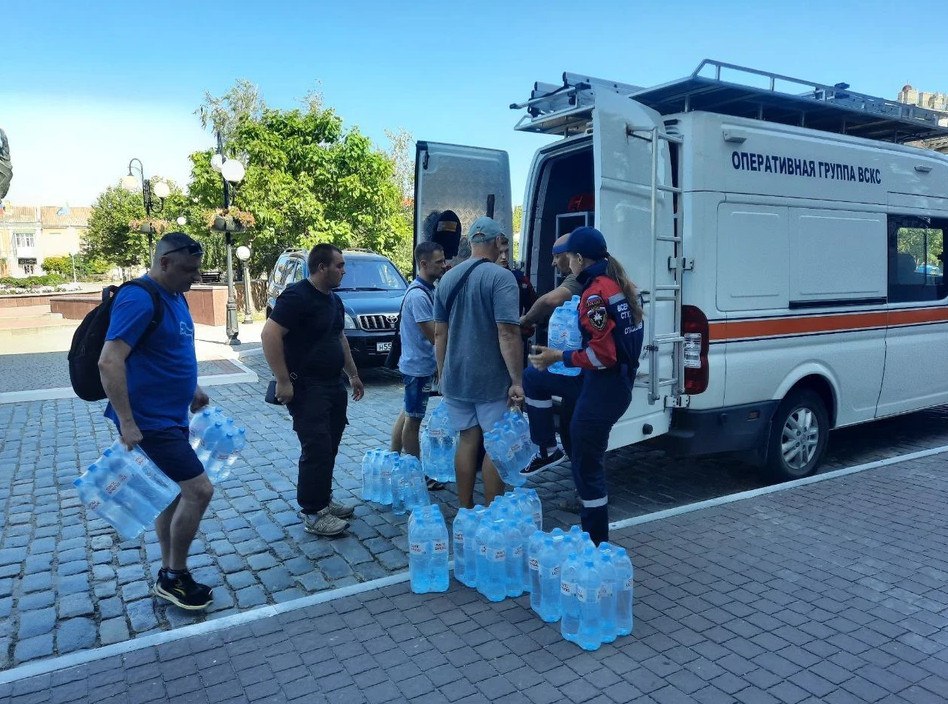 В Бердянске волонтёры развозят воду нуждающимся из-за проблем с водоснабжением.  По распоряжению главы Бердянска вода адресно доставляется инвалидам, одиноким пенсионерам преклонного возраста и многодетным семьям.  В развозе воды задействованы волонтёры молодежных организаций, Министерства молодёжной политики, и 20 сотрудников учреждений культуры города.  Для организации развоза город разбит на участки.  Помощь городу оказали Министерство молодёжной политики Запорожской области, а также администрации Мелитополя и Приморска, передав 8 тонн бутилированной воды.
