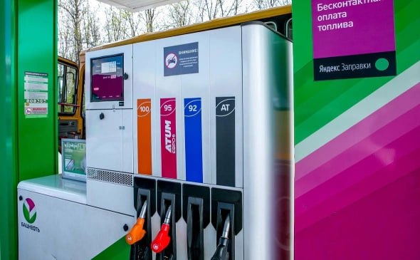 На заправках Башнефти резко выросли цены на бензин На АЗС компании Башнефть Розница с 1 января выросли цены на бензин Ценники увеличились от 95 коп до 1 руб 40 коп Заметнее всего подорожал высокооктановый бензин марки АИ 100 Стоимость АИ 92 увеличилась на 95 коп до 59 руб 95 коп за литр АИ 92 ATUM подорожал на 1 руб и теперь стоит 61 руб 30 коп На 1 руб 5 коп увеличилась стоимость АИ 95 и АИ 95 ATUM до 63 руб 95 коп и 65 руб 20 коп соответственно Сразу на 1 руб 40 коп увеличилась стоимость АИ 100 теперь ценник установлен на уровне 86 руб 5 коп Зимний дизель подорожал на 1 руб 20 коп до 74 руб 60 коп РБК Уфа в Telegram РБК Уфа в MAX