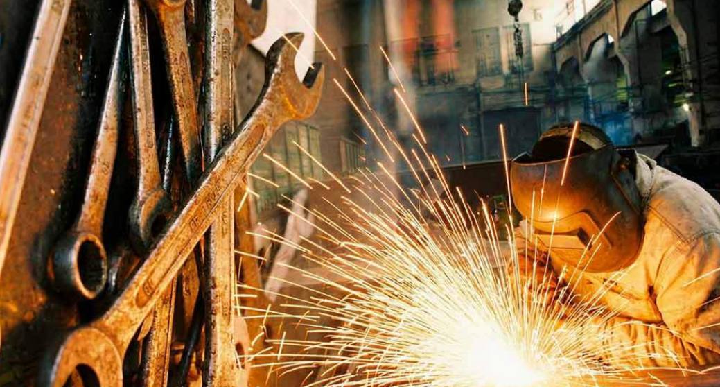 Вагоноремонт снизился в январе на 40 В январе рынок плановых ремонтов просел почти на 40 пишет VGudok По данным источников издания через деповский и капитальный ремонт прошло 20 3 тыс грузовых вагонов против 33 4 тыс годом ранее Число капитальных ремонтов снизилось на 70 к показателям января 2025 года до 1 1 тыс вагонов По итогам прошлого года рынок ремонта всех видов подвижного состава сократился примерно на 23 млрд рублей Больше трети мощностей оставалось без загрузки При ставках аренды типовых полувагонов около 650 рублей в сутки и одновременном росте издержек капремонт дороже 1 млн рублей на вагон становится инвестицией с запредельно длительной окупаемостью Доходность эксплуатации при этом нестабильна погрузка снижается парк избыточен заметная часть вагонов уходит в отстой В такой конфигурации оператор осуществляет ремонты только той части парка что окупает эти вложения На рынке инвестиции направляют в те проекты где есть ожидаемая отдача Вагоны не обеспеченные стабильной загрузкой размещают в отстое а решения о ремонте принимаются более избирательно Пока ставки остаются на минимальных уровнях операторы будут выбирать сохранение денег вместо расширения ремонтных программ НА ГОРА Угольная аналитика