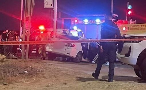 Погибшие в результате столкновения с полицейской машиной возле Сегев-Шалома Мужчина в возрасте около 40 лет и 14-летний мальчик погибли в результате столкновения полицейской машины с легковым автомобилем на юге страны. Женщина в возрасте около 30 лет получила серьезные ранения в результате инцидента возле Сегев-Шалома. Полиция сообщает, что начала расследование обстоятельств смертельной аварии. ________________________ Хотите знать больше? : Mignews