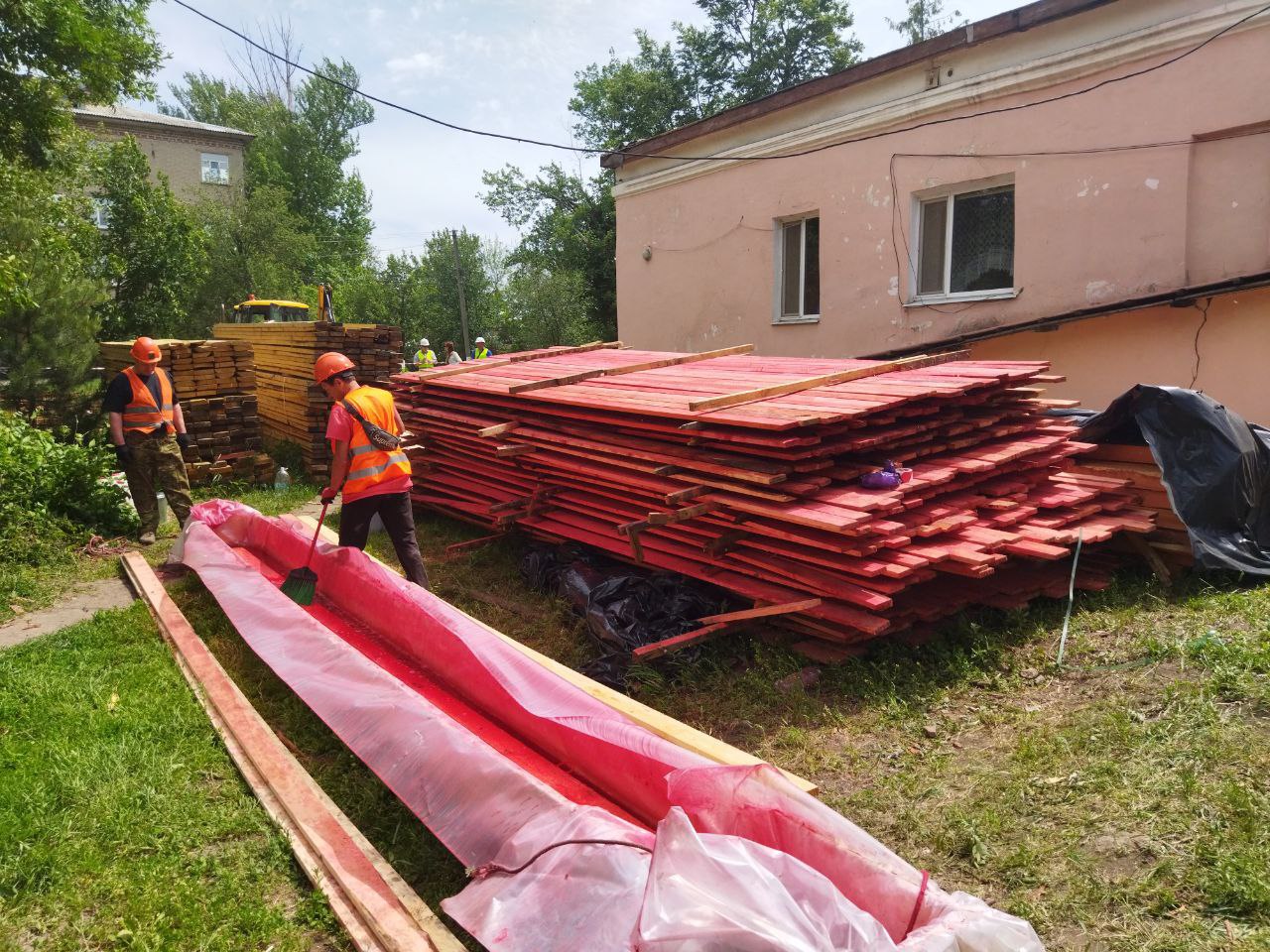 В Ровеньках ведутся работы по капитальному ремонту кровли клинико-диагностической лаборатории В рамках специального инфраструктурного проекта ведутся работы по капитальному ремонту кровли клинико-диагностической лаборатории Ровеньковской центральной городской многопрофильной больницы. Заказчиком работ выступает "Коми холдинговая компания". Подрядной организацией "Тонарт" на территорию учреждения доставлены строительные материалы. Работники предприятия начали подготовительные работы, в ходе которых проводят огнезащитную обработку материалов из древесины. Также ведется демонтаж несущих элементов кровли: старого кровельного покрытия, балок, стропильных ферм, обрешетки. "На сегодняшний день сделан разбор старого кровельного покрытия, идет разбор стропильной системы и ведется очистка чердачного перекрытия от старого утеплителя", -рассказал начальник УЖКХ Александр Мащенко.