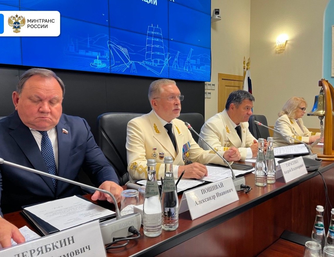 Министерство транспорта РФ VK В преддверии Дня работников морского и речного флота обсудили итоги работы Росморречфлота Заместитель министра транспорта Александр Пошивай поблагодарил коллег и ветеранов отрасли за активное участие в жизни и развитии водного транспорта. Сегодня это направление — одно из приоритетных. Заданный вектор развития продолжает национальный проект «Эффективная транспортная система», разработанный по поручению Президента. Будем наращивать объемы перевозок и улучшать инфраструктуру водных путей. В 2025 году планируем завершить три инвестпроекта в морских портах Мурманск, Усть-Луга и Ванино, которые обеспечат дополнительный прирост мощностей на 26 млн тонн. Готовится к сдаче первый пусковой комплекс Багаевского гидроузла — он решит проблему обмеления реки Дон. Для развития Северного морского пути в этом году вступили в строй 4 аварийно-спасательных арктических буксира. Также планируется передать речным администрациям 11 обстановочных судов. Флот — это не только инфраструктура, но и в первую очередь, люди. В грядущем учебном году отраслевые вузы Росморречфлота примут более 8 тысяч студентов на бюджетные места. Больше всего — по специальностям плавсостава. Вместе продолжим работать над созданием самой эффективной транспортной системы в мире